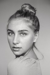 Ella Lily Hyland fotoğrafı