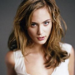 Nora Arnezeder Fotoğrafı