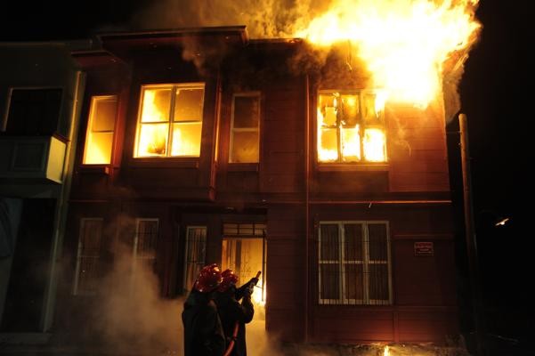 Öyle Bir Geçer Zaman Ki Fotoğrafı