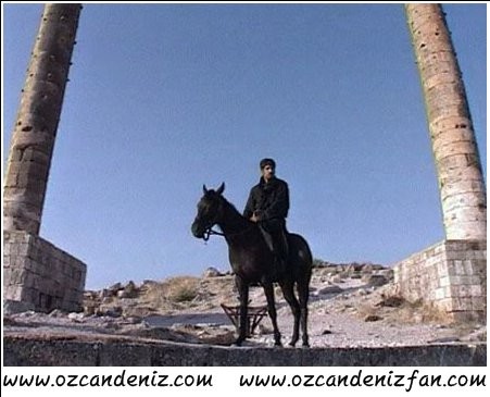 Aşkın Dağlarda Gezer Fotoğrafı