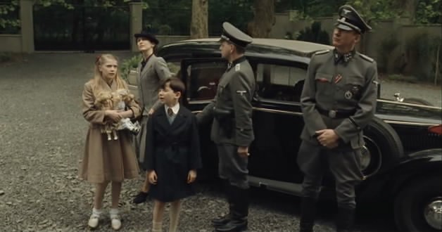 Çizgili Pijamalı Çocuk Fotoğrafı