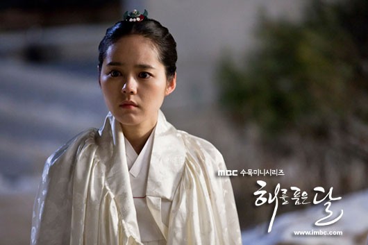 The Moon That Embraces the Sun Fotoğrafı