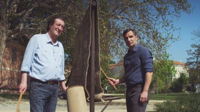 Erkeğin Derdi Ceviz Kırmak Fotoğrafı