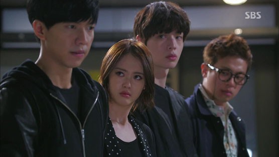 Etrafın Sarıldı Fotoğrafı