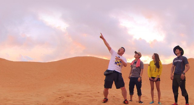 Yalın Ayak Arkadaşlar Fotoğrafı