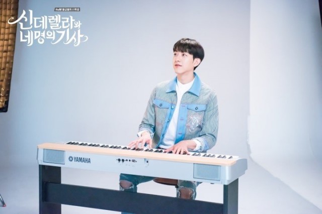 Cinderella and Four Knights Fotoğrafı