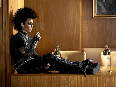 Arı Kovanına Çomak Sokan Kız Fotoğrafı