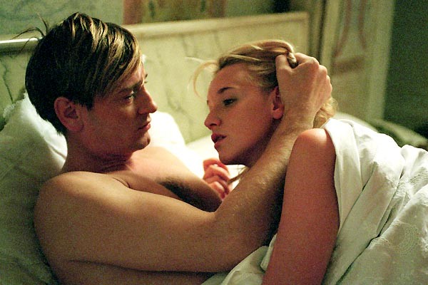 İkiye Bölünen Kız fotoğrafı İkiye Bölünen Kız fotoğrafı