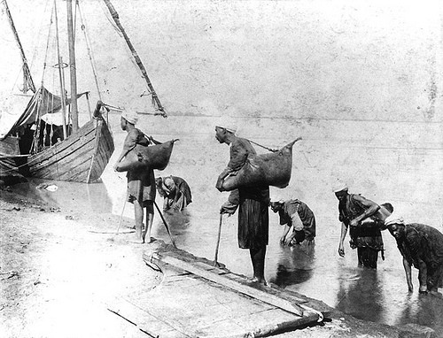 Women Fetching Water From The Nile Fotoğrafları 1